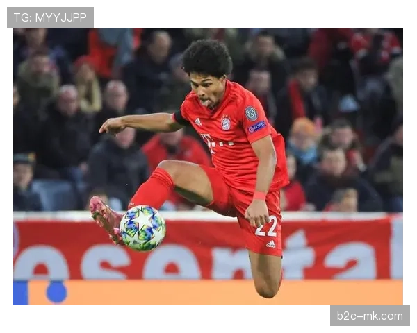 拜仁边锋格纳布里恢复有球训练,重点练习在压迫体系中的无球跑动路线 拜仁边锋格纳布里恢复有球训练,重点练习在压迫体系中的无球跑动路线