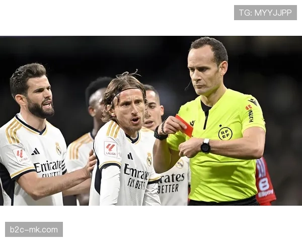 西甲裁判委员会向各队通报，将更严格判罚进攻中推人争抢传中落点的行为